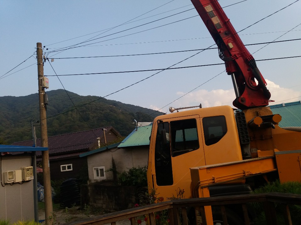 20190930_콘크리트펌프카2전기줄피하기.jpg